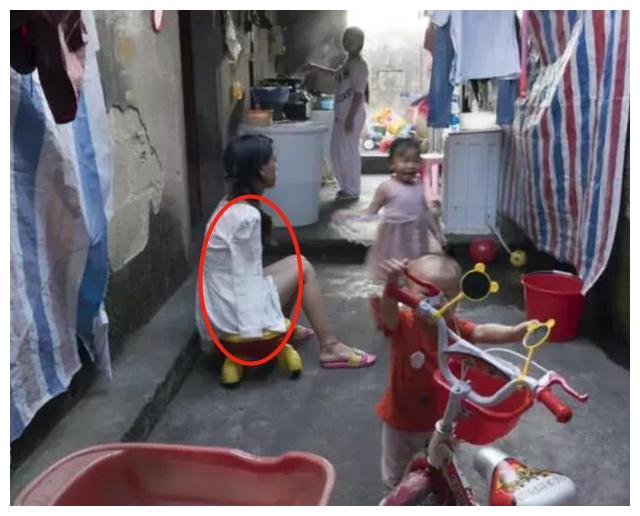 Mẹ cụt tay chăm con bằng chân, nhìn những hình ảnh đời thường khiến nhiều người rơi lệ-1