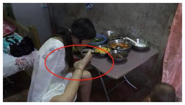 Mẹ cụt tay chăm con bằng chân, nhìn những hình ảnh đời thường khiến nhiều người rơi lệ-2