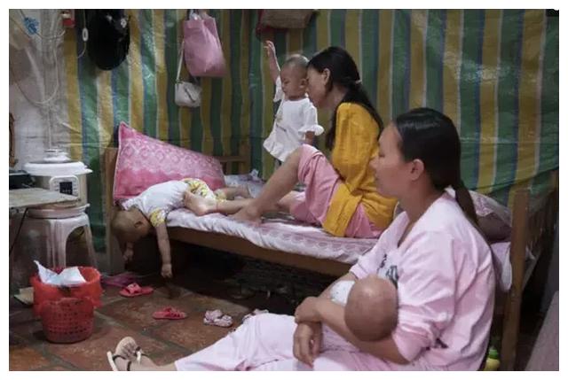 Mẹ cụt tay chăm con bằng chân, nhìn những hình ảnh đời thường khiến nhiều người rơi lệ-3