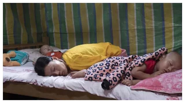 Mẹ cụt tay chăm con bằng chân, nhìn những hình ảnh đời thường khiến nhiều người rơi lệ-4