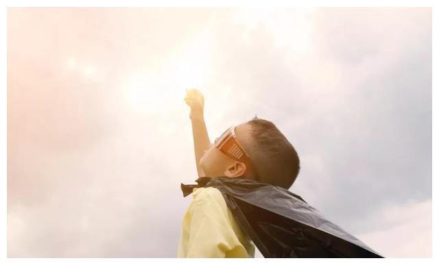 Mẹ cụt tay chăm con bằng chân, nhìn những hình ảnh đời thường khiến nhiều người rơi lệ-5