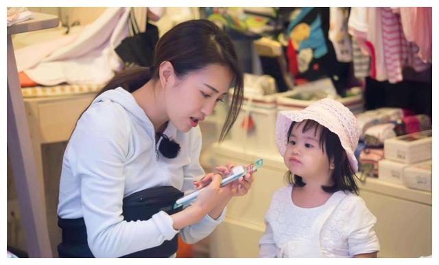 Mẹ cụt tay chăm con bằng chân, nhìn những hình ảnh đời thường khiến nhiều người rơi lệ-8