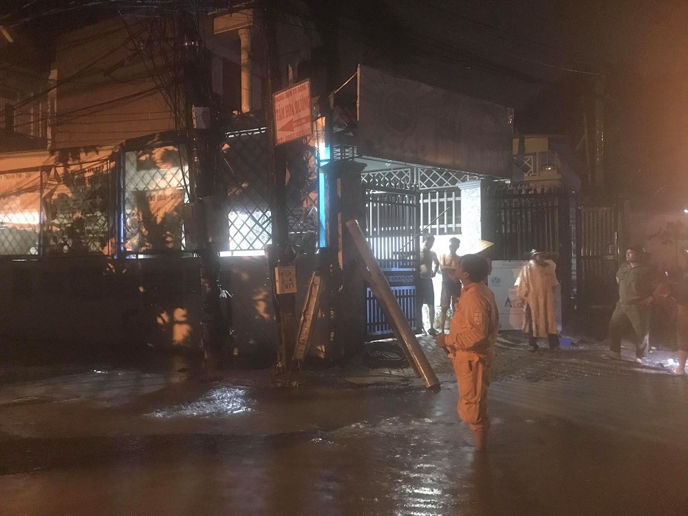 Người cứu 2 mẹ con vụ 3 người bị điện giật thương vong khi ngã xe: Vớt cô ấy lên, tôi chỉ biết khóc vì bất lực-1