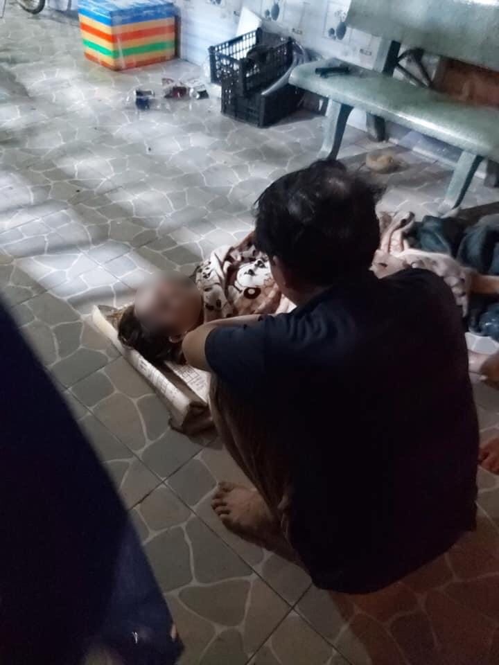 Người cứu 2 mẹ con vụ 3 người bị điện giật thương vong khi ngã xe: Vớt cô ấy lên, tôi chỉ biết khóc vì bất lực-4