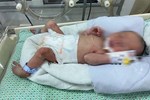 Công an huyện Gia Lâm đề xuất khen thưởng 5 công dân cứu cháu bé sơ sinh bị kẹt trong tường-2