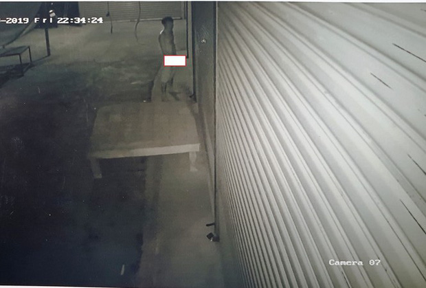 Đang ngồi trong nhà, người đàn ông mặc áo mưa ra gốc cây giữa phố cổ sửa khóa quần-2