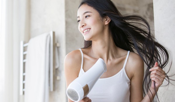 Sấy tóc như Yoona bảo sao tóc cô cứ rụng, mỏng dính lộ cả mảng da đầu: Chị em cũng nên cẩn thận đừng mắc sai lầm này-5