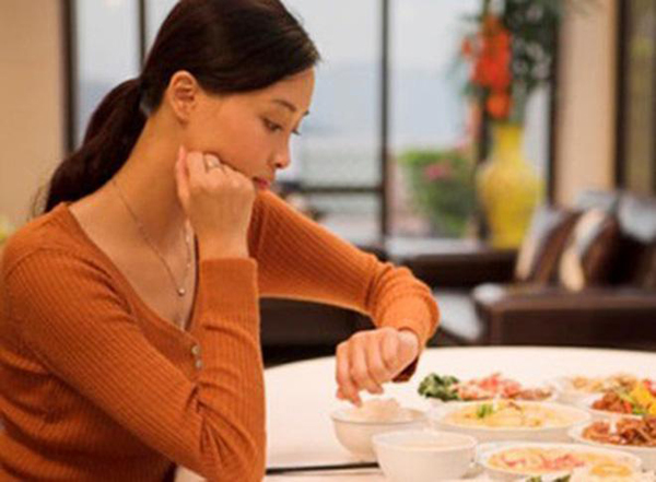 Vợ thập tử nhất sinh trên bàn đẻ, chồng vẫn bỏ mặc đến sinh nhật sếp và câu nói dằn mặt của mẹ chồng với con trai khiến tôi nhớ mãi-1