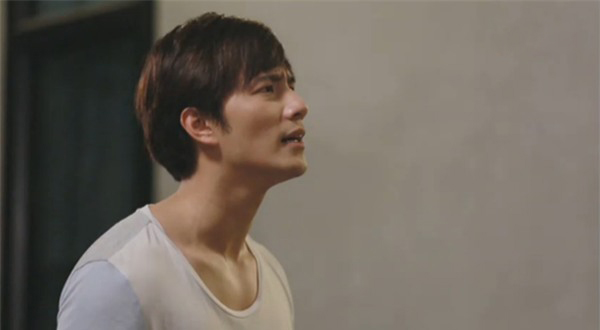 Đêm đầu tiên gần vợ sau 3 năm xa cách, tôi sốc thấy trên người em đầy vết bầm tím và càng hoảng hơn khi con trai 5 tuổi khoe điều này-2