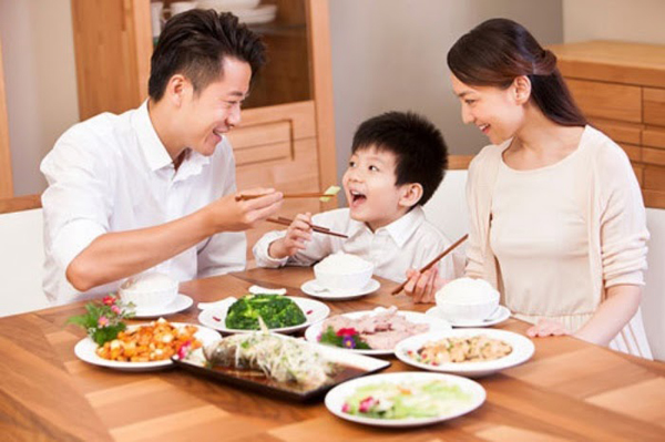Đêm đầu tiên gần vợ sau 3 năm xa cách, tôi sốc thấy trên người em đầy vết bầm tím và càng hoảng hơn khi con trai 5 tuổi khoe điều này-1