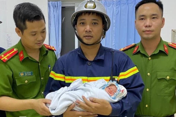 Công an huyện Gia Lâm đề xuất khen thưởng 5 công dân cứu cháu bé sơ sinh bị kẹt trong tường-1