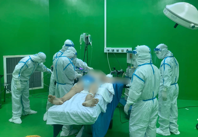 Nhật ký giữa tâm dịch: Bác sĩ chạy đua thời gian cứu bệnh nhân 888 xuất huyết tiêu hóa nặng-1