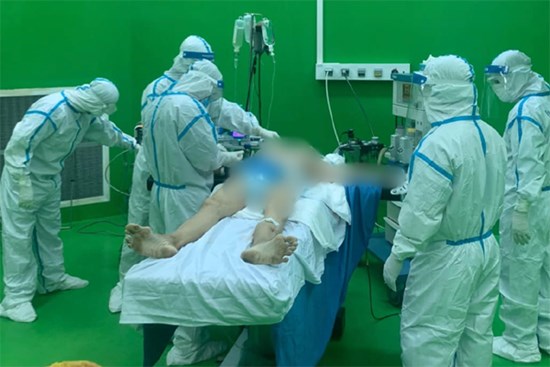Nhật ký giữa tâm dịch: Bác sĩ chạy đua thời gian cứu bệnh nhân 888 xuất huyết tiêu hóa nặng