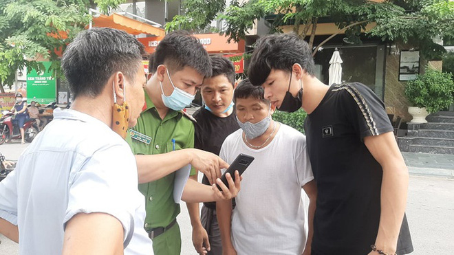 Camera an ninh ghi lại hình ảnh người phụ nữ lạ mặt nghi dụ dỗ bé trai hơn 2 tuổi ở Bắc Ninh đi theo-2