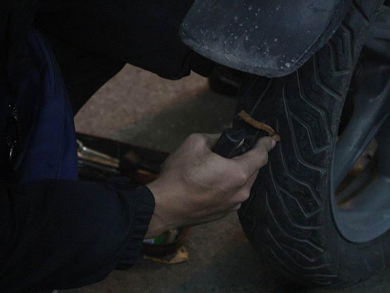 Thay săm lúc nửa đêm bị chém đẹp 150k, anh chàng về giận dỗi người yêu, đổ đen đủi tại tháng 7 khiến dân tình bức xúc: Ai mới là cô hồn?-1