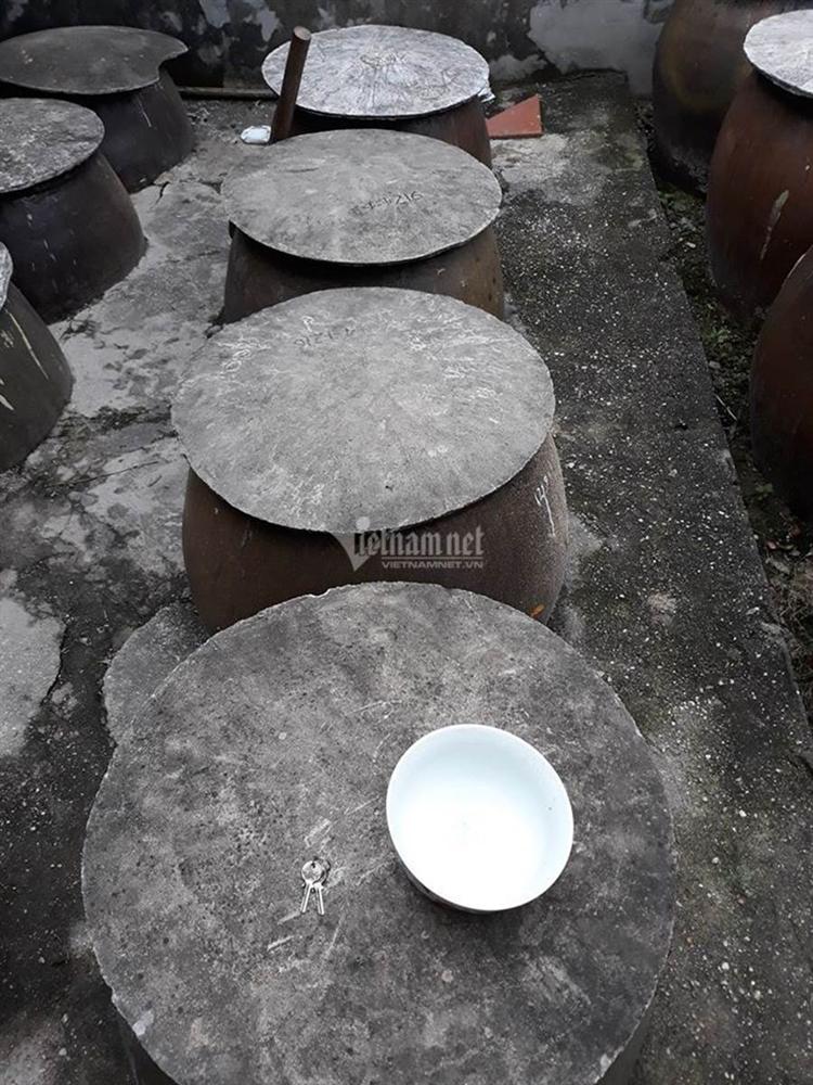 Ủ vại mắm suốt 3 năm, rút nước cốt đặc biệt bán cho dân sành-2