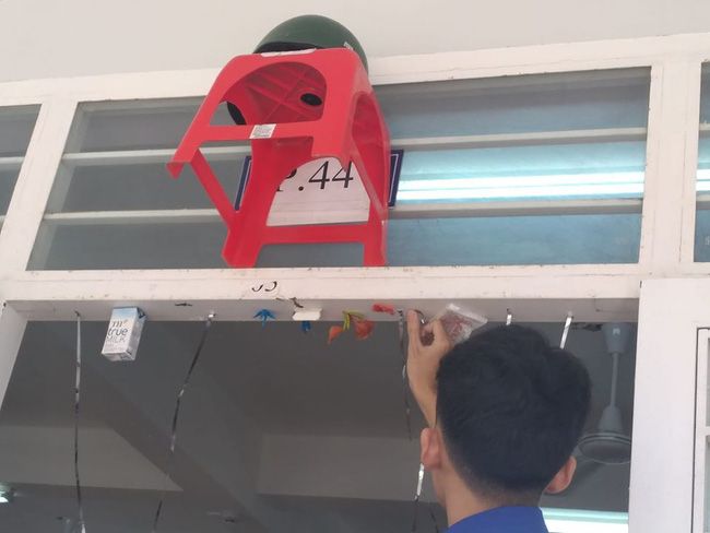 Khi cô giáo bảo trang trí lớp bằng những vật dụng có sẵn, học sinh làm y lời và cái kết khiến ai nấy cười bò-1