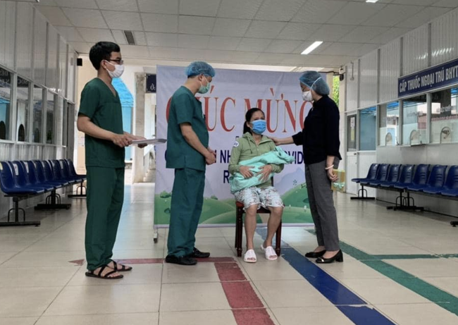 Tin vui: Sản phụ mắc COVID-19 tại Đà Nẵng được công bố khỏi bệnh, hạnh phúc bên con mới sinh-1