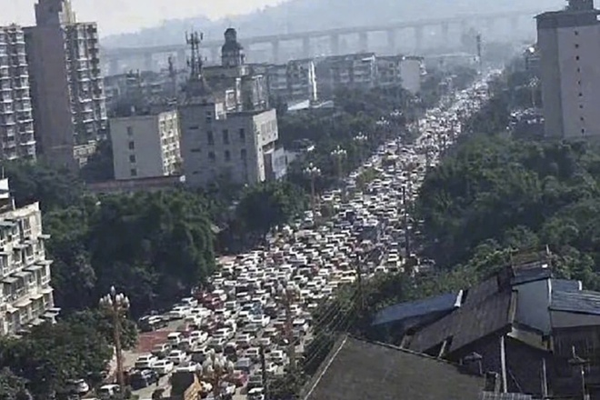 Dân Trung Quốc hoảng loạn rời thành phố vì hóa chất rò rỉ-2