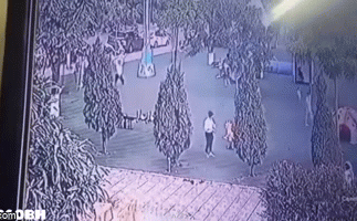 Camera ghi cảnh người phụ nữ lạ mặt tiếp cận trước khi cháu bé 2,5 tuổi ở Bắc Ninh mất tích bí ẩn-1