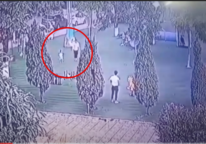 Camera ghi cảnh người phụ nữ lạ mặt tiếp cận trước khi cháu bé 2,5 tuổi ở Bắc Ninh mất tích bí ẩn-2