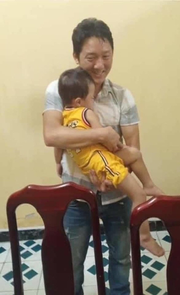 Cháu bé 2 tuổi ở Bắc Ninh gặp lại gia đình sau hơn 1 ngày mất tích, khoảnh khắc nằm trọn trong vòng tay bố gây xúc động-1