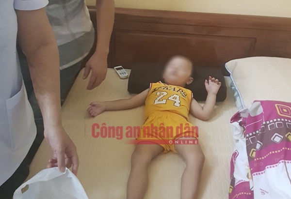 Cháu bé 2 tuổi ở Bắc Ninh gặp lại gia đình sau hơn 1 ngày mất tích, khoảnh khắc nằm trọn trong vòng tay bố gây xúc động-3