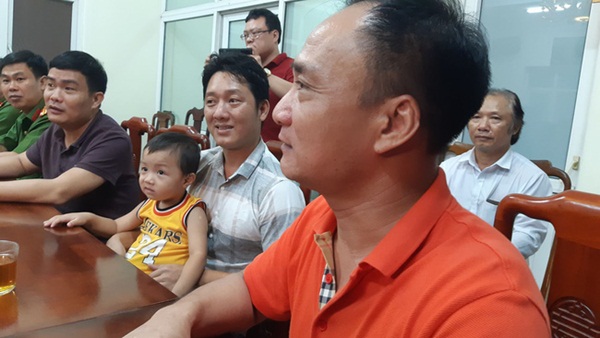 Hạnh phúc vỡ òa của người cha khi được ôm con vào lòng sau hơn 1 ngày mất tích: Tôi như được sinh con thêm lần nữa, được sống lại lần nữa-3