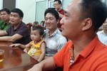Gia đình cùng hàng trăm người dân đến trụ sở công an đón bé trai 2 tuổi ở Bắc Ninh, tặng hoa và chúc mừng rộn ràng như đêm Giao thừa-6