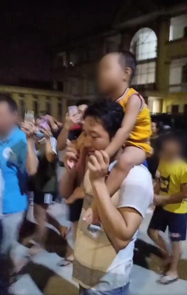 Gia đình cùng hàng trăm người dân đến trụ sở công an đón bé trai 2 tuổi ở Bắc Ninh, tặng hoa và chúc mừng rộn ràng như đêm Giao thừa-4