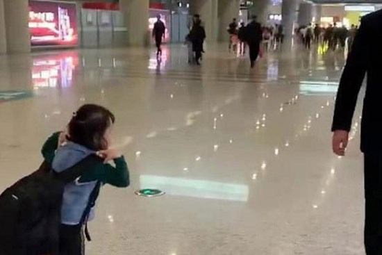 Bố sợ con gái bị lạc liền nảy ra sáng kiến đặc biệt hiệu quả, song mẹ vừa nhìn thấy đã lập tức muốn 