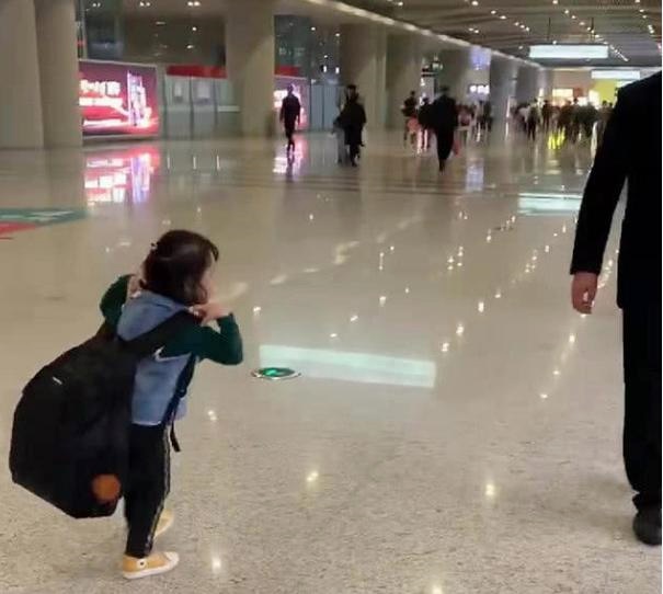 Bố sợ con gái bị lạc liền nảy ra sáng kiến đặc biệt hiệu quả, song mẹ vừa nhìn thấy đã lập tức muốn bùng bổ-4