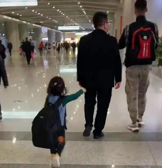 Bố sợ con gái bị lạc liền nảy ra sáng kiến đặc biệt hiệu quả, song mẹ vừa nhìn thấy đã lập tức muốn bùng bổ-2