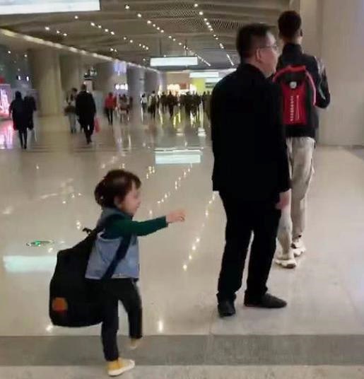 Bố sợ con gái bị lạc liền nảy ra sáng kiến đặc biệt hiệu quả, song mẹ vừa nhìn thấy đã lập tức muốn bùng bổ-3