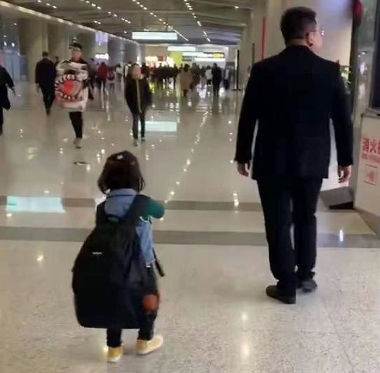 Bố sợ con gái bị lạc liền nảy ra sáng kiến đặc biệt hiệu quả, song mẹ vừa nhìn thấy đã lập tức muốn bùng bổ-1