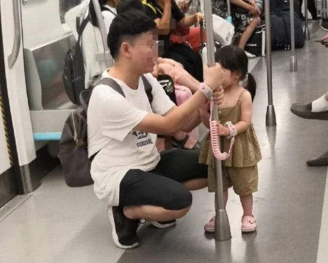 Bố sợ con gái bị lạc liền nảy ra sáng kiến đặc biệt hiệu quả, song mẹ vừa nhìn thấy đã lập tức muốn bùng bổ-5