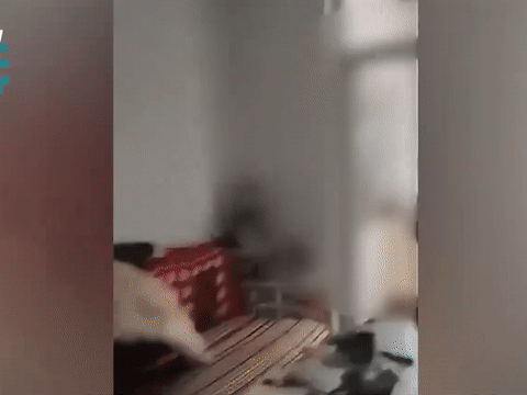 Chấn động MXH: Gia đình cãi nhau, bố liên tục ném con trai hơn 2 tuổi xuống ghế tử vong, mẹ ruột bình thản đứng bên cạnh quay video-1