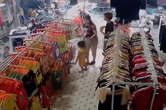 Chủ cửa hàng quần áo hốt hoảng khi biết từng đón tiếp nữ nghi phạm cùng bé trai 2 tuổi: 