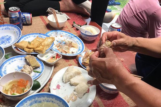 Bóc tôm cho con dâu bị người ngoài cạnh khóe, mẹ chồng đáp trả một câu ngắn gọn nhưng cực 'chất'