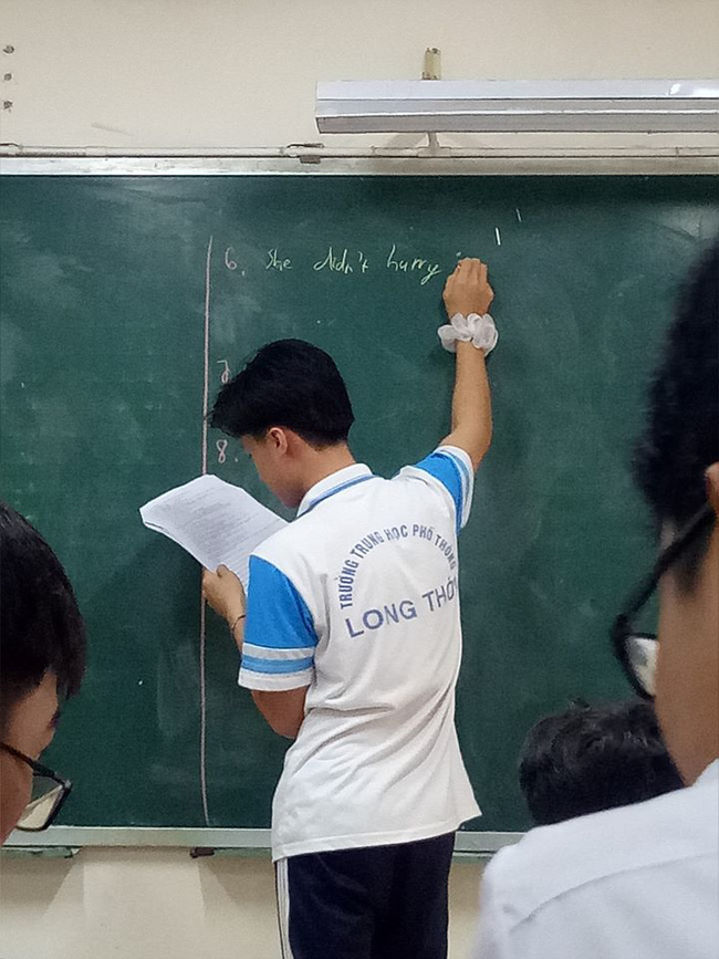 Bị gọi lên bảng bất ngờ, nam sinh mang theo một thứ khiến dân mạng phì cười-1