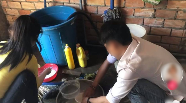 Đưa người yêu về ra mắt, đứng trước thử thách rửa bát”, người đàn ông xắn tay làm một điều khiến tất cả phải trầm trồ khen ngợi-1