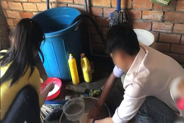 Về ra mắt nhờ bạn trai rửa bát cùng liền bị quát: Để cả nhà cười vào mặt , cô nhẹ nhàng đáp trả vài lời mà cái kết lại khiến anh tê tái-3