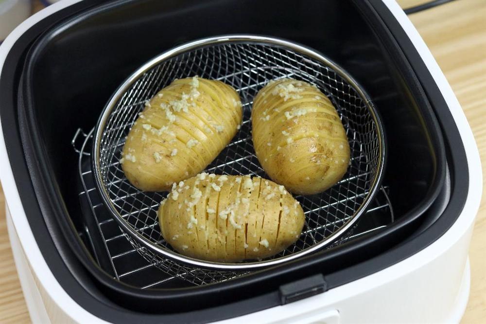 Dùng nồi chiên không dầu làm khoai tây nướng bơ tỏi nhanh gọn thơm nức mũi-4