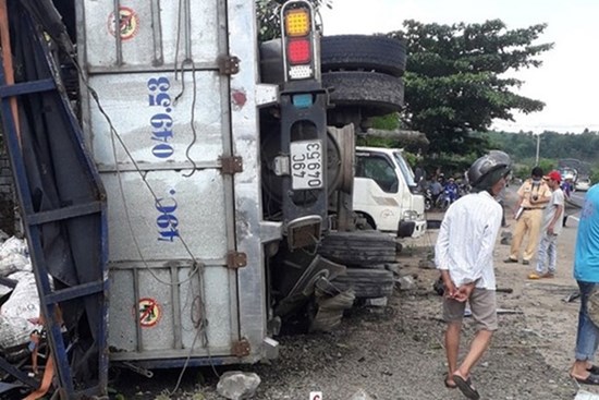 Người đàn ông bị xe tải đè chết khi đứng bên đường