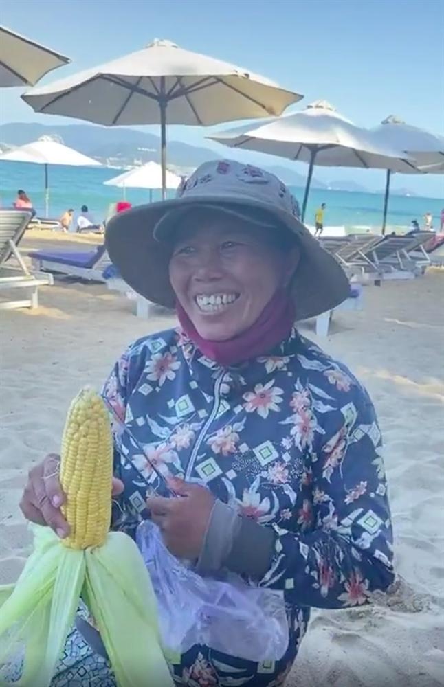 Cô bán hàng rong gây bão” với màn hát tiếng Nga chuẩn không cần chỉnh, du khách nước ngoài và dân mạng xem xong đều bái phục-2