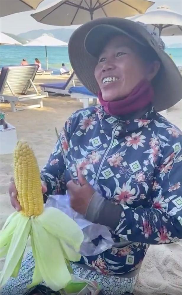 Cô bán hàng rong gây bão” với màn hát tiếng Nga chuẩn không cần chỉnh, du khách nước ngoài và dân mạng xem xong đều bái phục-3