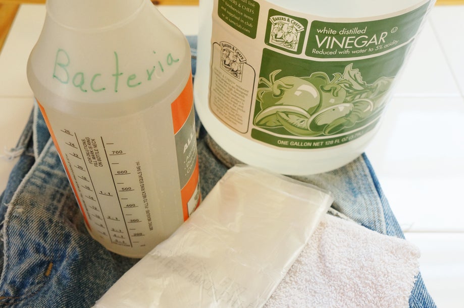 Thấy cô bạn bày cách bỏ quần jean vào tủ lạnh, chuyện tưởng như đùa nhưng lại có hiệu quả giữ dáng, bền màu và diệt sạch vi khuẩn-2