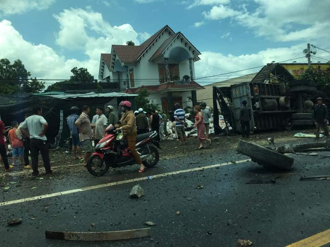 Clip: Kinh hoàng xe tải mất lái, tông đổ nhiều cây xanh, lao vào nhà dân bên đường-3