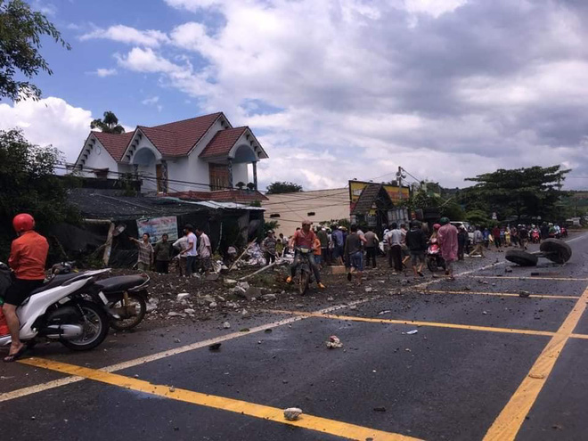 Clip: Kinh hoàng xe tải mất lái, tông đổ nhiều cây xanh, lao vào nhà dân bên đường-2