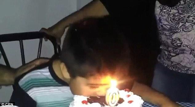 Đứa trẻ 5 tuổi tát vào mặt bà nội trong ngày sinh nhật, câu nói của người mẹ khiến bà bật khóc-1